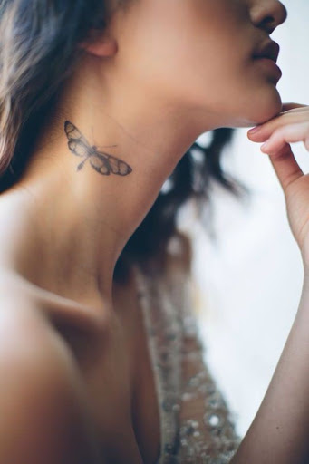 Pequena, mas bela tatuagem de borboleta sobre as mulheres de pescoço Olhar impressionante