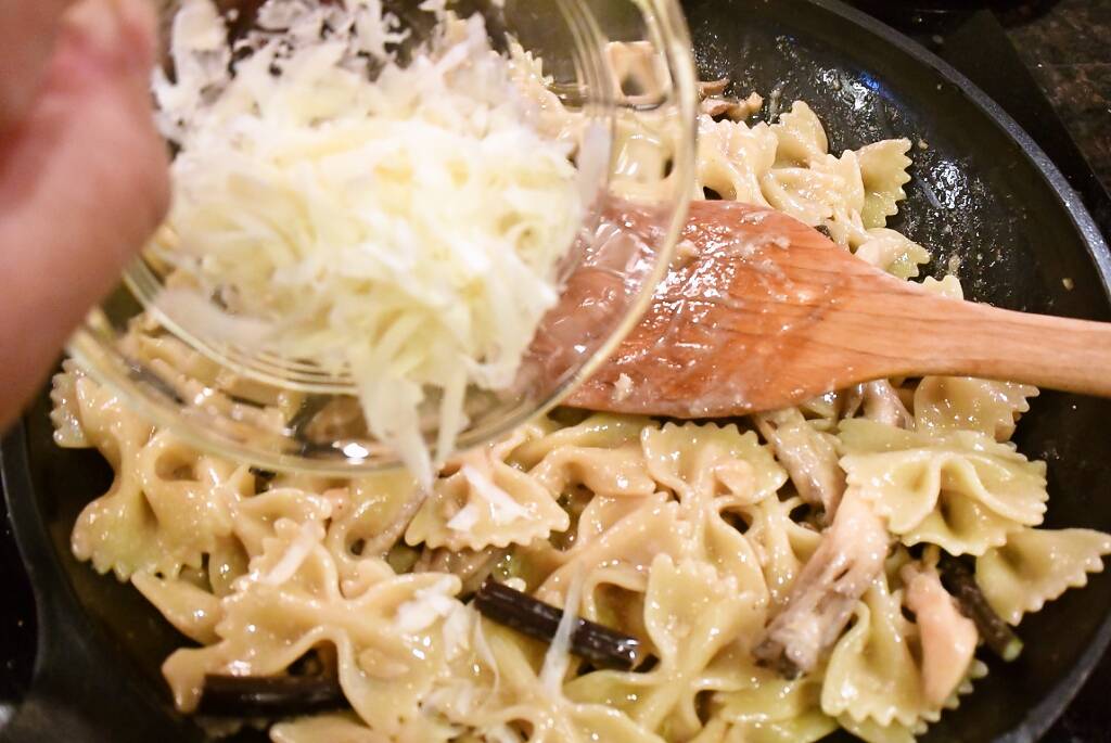 Recipes for Tom Maitake to warabi no gorugonzoora pasta / pasta with