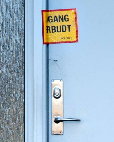'Adgang forbudt, politiet' på hoveddøren fra medlidenhedsdrab/selvmord på Lundsbjergvej, Ferritslev