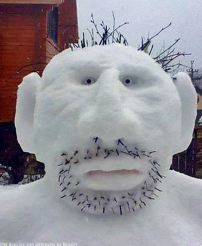 Gesicht eines Schnee-Mannes der sich nicht rasiert hat lustig