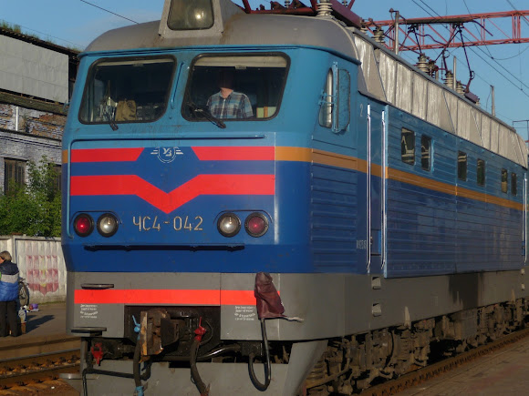 Конотоп. Залізнична станція. Поїзд № 005 Москва - Чернігів Конотоп. Залізнична станція. Поїзд № 005 Москва - Чернігів