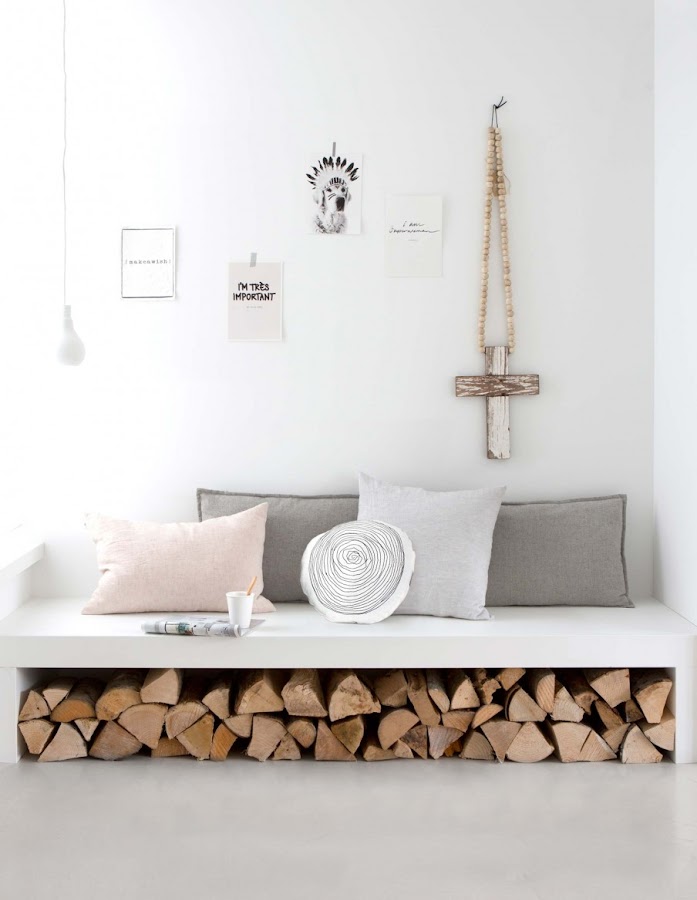 salon blanco, estilo nordico, decoracion nordica, sofa kivik, ikea, cruz madera, blanco, lámpara, ramas decorativas, tronco, alfombra