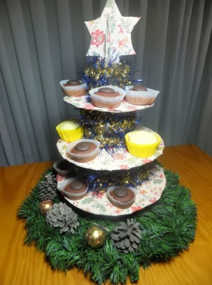 http://decoratetumisma.blogspot.com.es/2013/11/expositor-de-dulces-cupcakes-etc-para.html