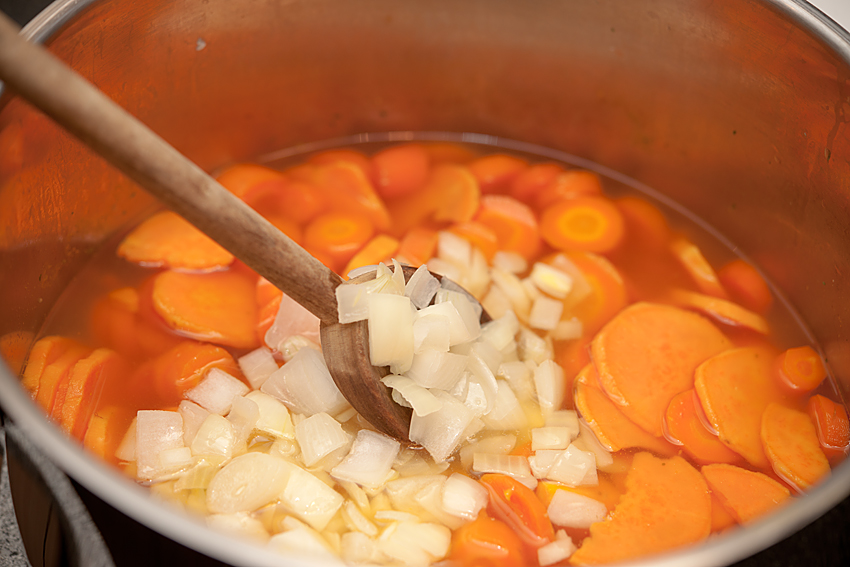 Нарезка моркови для консоме. Нашинкованная морковь 600 грамм. Луковица варится. Сколько варится лук в супе. Как приготовить лук с маслом