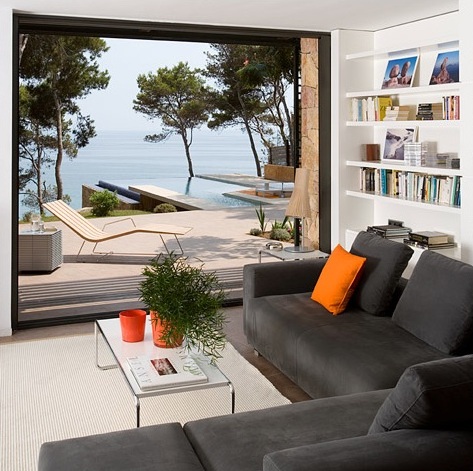Casa ubicada en la Costa Brava con un interior de diseño en perfecta sintonía con su exterior chic and deco