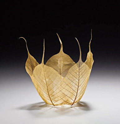 Tazon hechos con hojas de maple para decoración. 