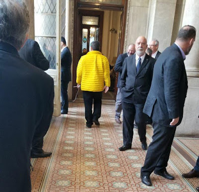 El diputado de la campera amarilla
