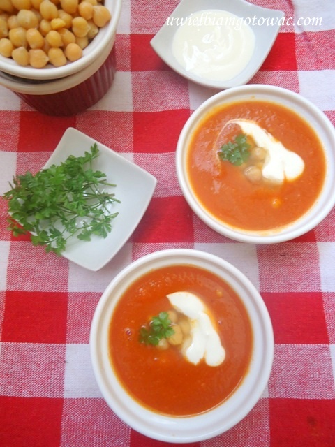 Kremowa zupa pomidorowa z ciecierzycą