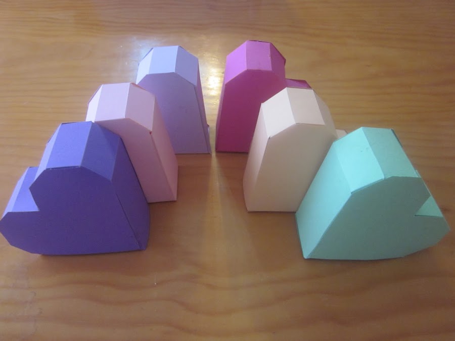 http://decoratetumisma.blogspot.com.es/2013/05/cajas-es-forma-de-corazon-os-paso-patron.html