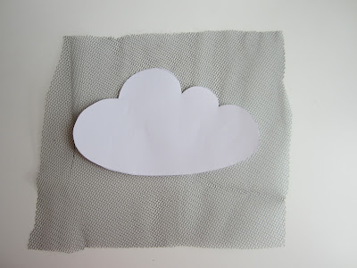 mis nancys, mis peques y yo, tutorial aplique camiseta con pompones, recortar nube