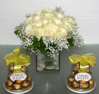 Bunga Meja dan Coklat Rangkaian Bunga Dan Coklat ferrero Rocher