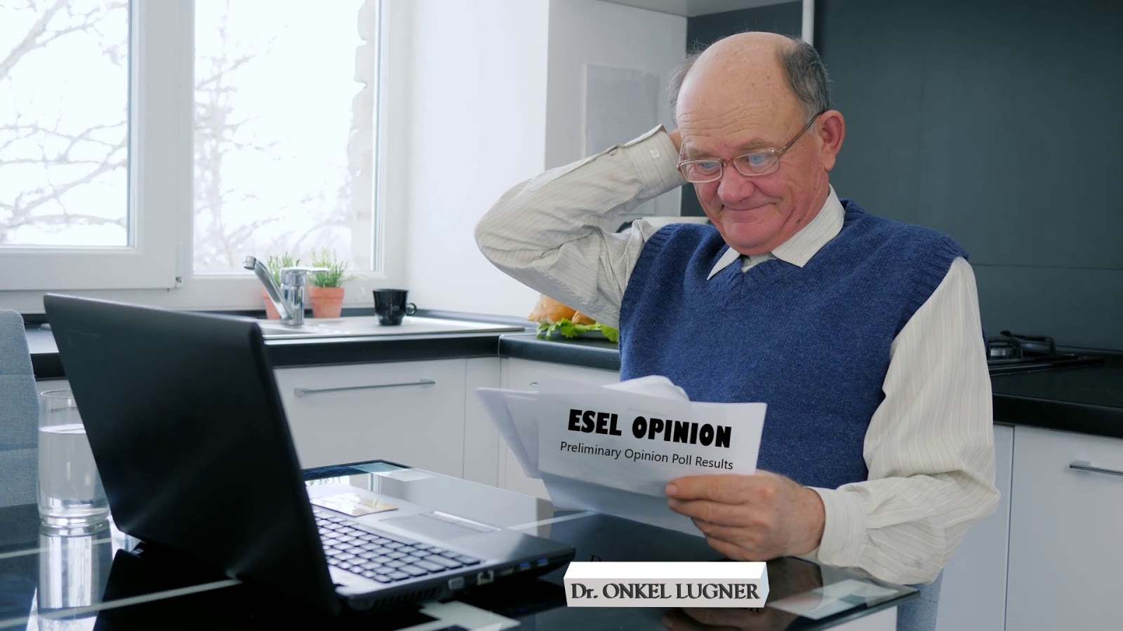 Мужчина в офисе. Новый работник. Software engineer job titled. Программист дизайнер. Улыбается офис.