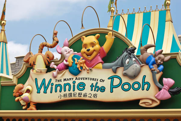Диснейленд пятачок. The world of winnie-the-pooh. Аттракционы диснейленда винни пух. The many adventures of winnie the pooh 1977. Винни пух логотип.