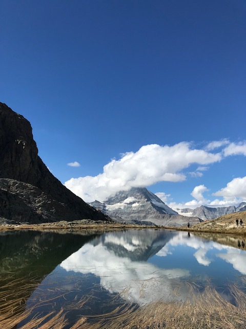 スイス・ツェルマット・ゴルナーグラート下山中、ローテンボーデンで見た湖に写る逆さマッターホルン　これが見たかった！