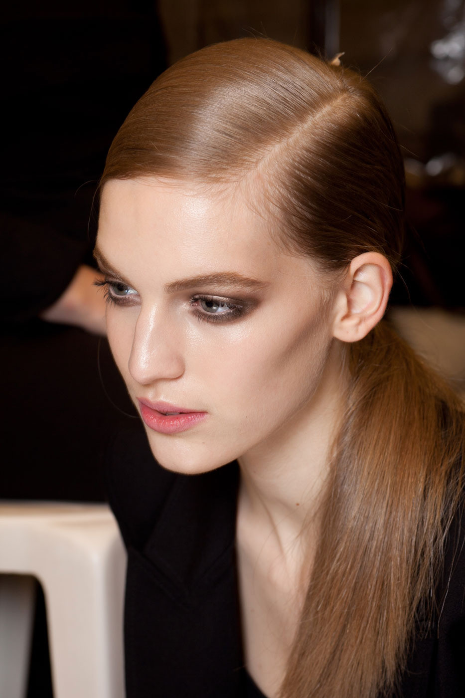 Красивый пробор. Объемный пробор на волосах. Прически с косым пробором. Прическа с прямым пробором. Antonina vasylchenko с чёлкой.