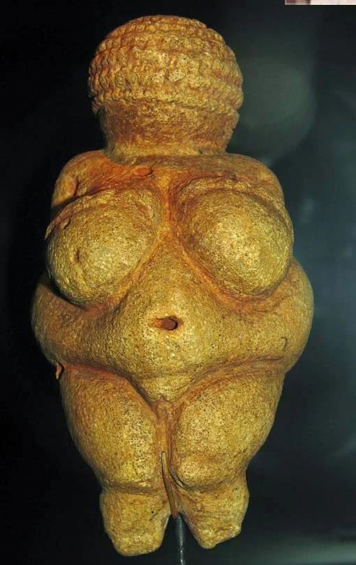 Η Αφροδίτη της Willendorf, αγαλματίδιο που βρέθηκε στην Αυστρία και πιστεύεται ότι έχει γίνει το 28.000 ως 25.000 π.Χ.