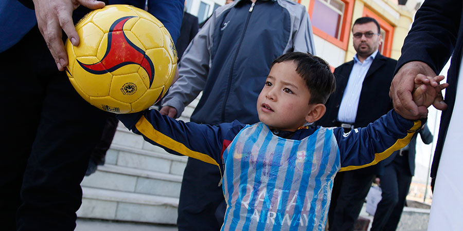 Piedra OnLine: El niño de la bolsa-camiseta de Messi cumple uno de sus sueños