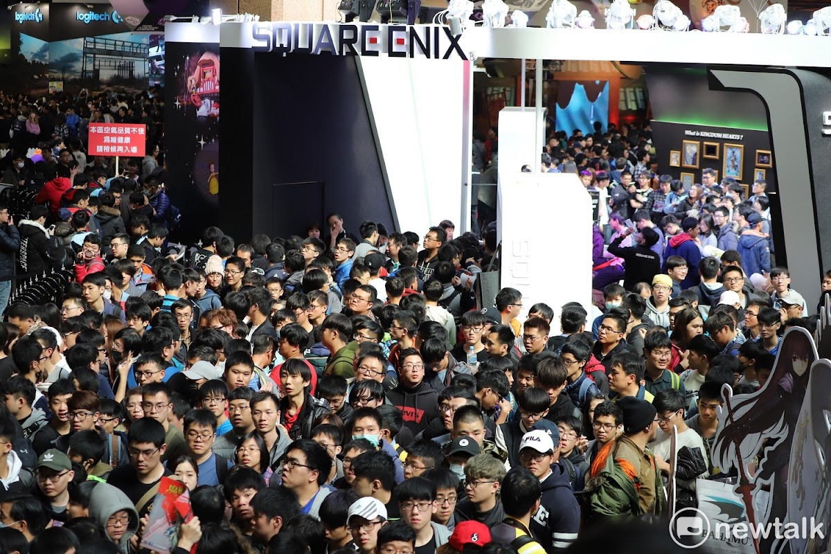 台北電玩展現場高舉紅牌表示：「本區空氣品質不佳，為維健康，請稍後再入場」