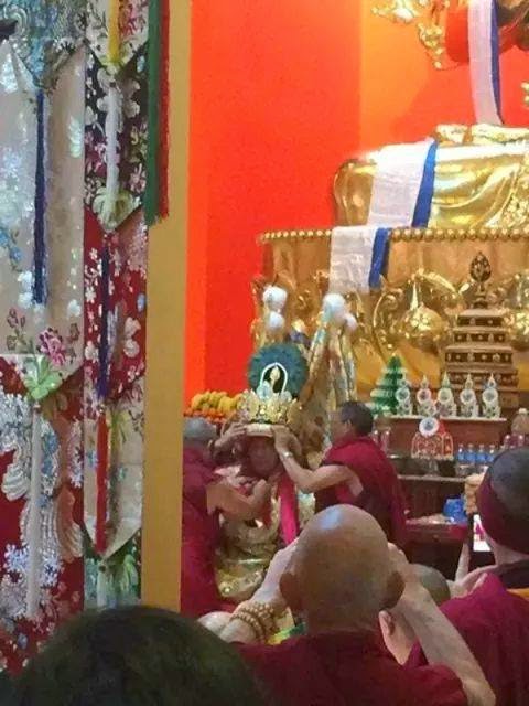 GESHE JANCHUP GYALTSEN IN USA CON L'ORACOLO