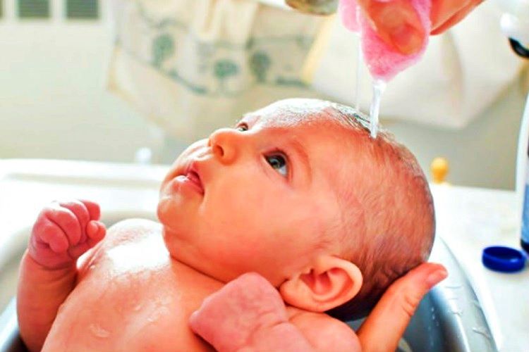 Göbek bağına dikkat gösterilmelidir, kordon düşene kadar sünger banyosu uygulanmalıdır.