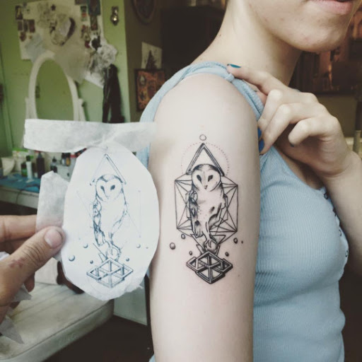 Geométricas coruja tatuagem no braço