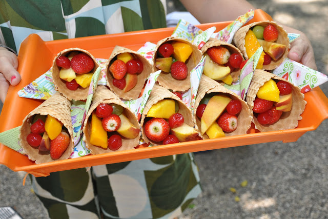 cone de frutas - ideias dicas festa aniversário sem doce, festa só com salgados