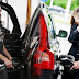 Tahu Perbezaan Lelaki & Wanita Ketika Mengisi Minyak Kereta?