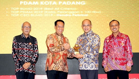 Wako Padang Mahyeldi dan Dirut PDAM Terima Penghargaan Top BUMD