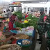 Sampaikan Woro-woro Penerapan Prokes, Babinsa Koramil Juwana Keliling Pasar Growonglor