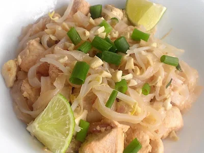 Kurczak po tajsku z makaronem ryżowym