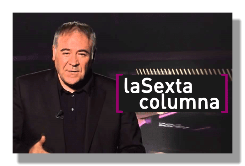 Antonio García Ferreras posando al lado del logotipo del programa de televisión La Sexta Columna