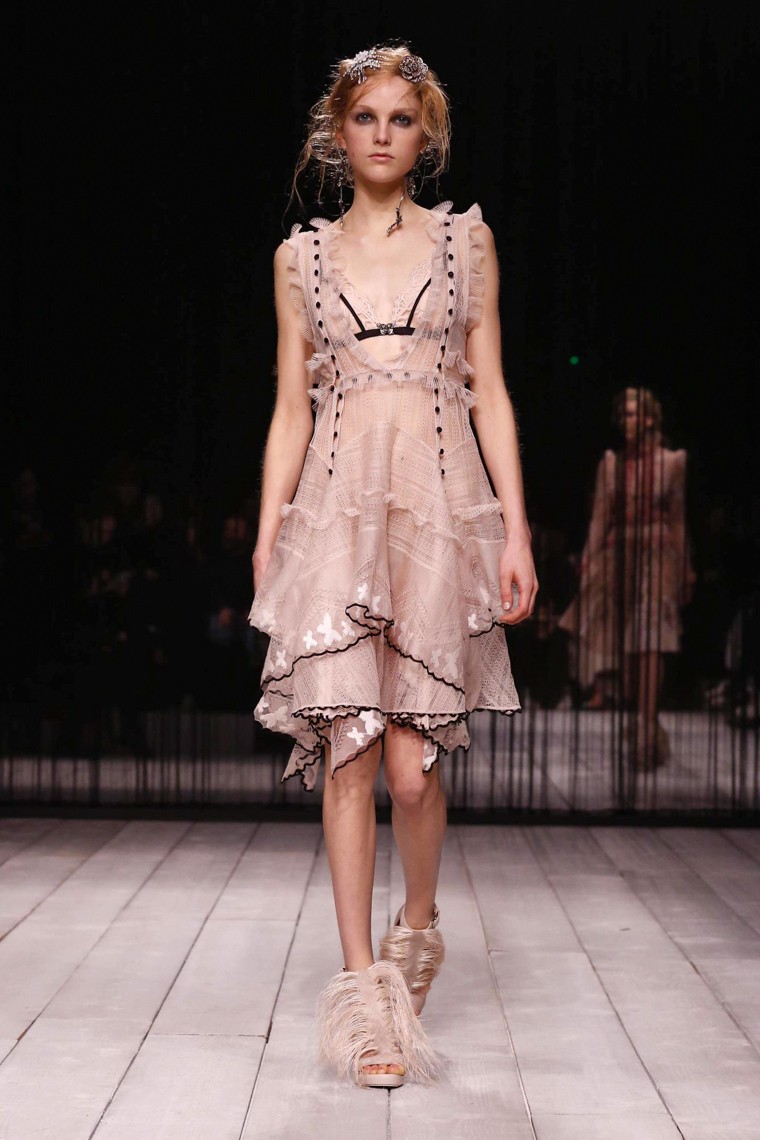 Alexander McQueen Fall/Winter 2016-2017 RTW London Fashion Week alexander-mcqueen-fall-winter-2016-2017-collection-london-fashion-week, alexander-mcqueen-fall-winter-2016-2017, alexander-mcqueen-fall-winter-2016, alexander-mcqueen-fall-winter-2017, alexander-mcqueen-fall-2016-2017, alexander-mcqueen-fall-2016, alexander-mcqueen-fall-2017, du-dessin-aux-podiums, dudessinauxpodiums