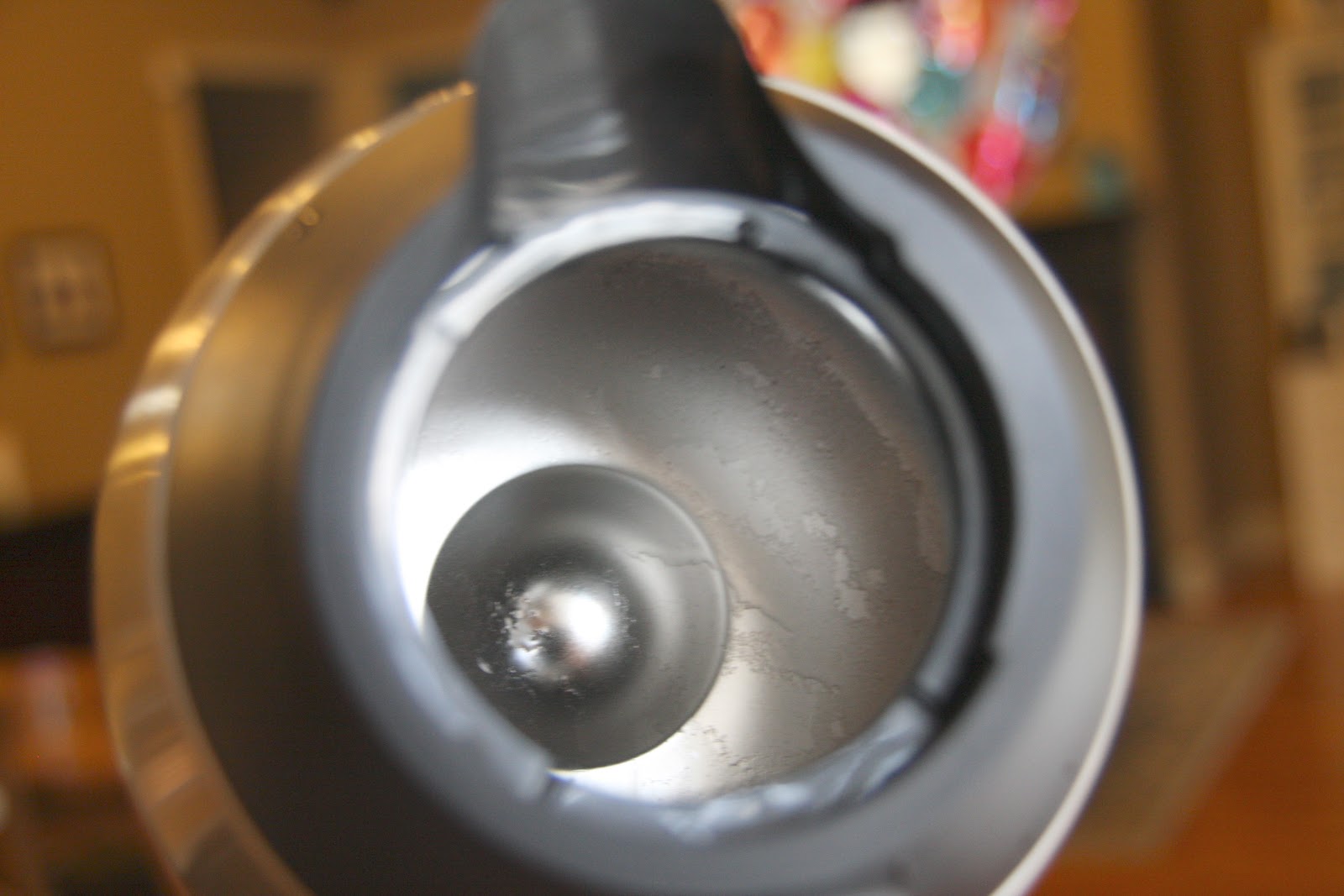 How to clean the inside of the contigo lids? There is build up of  tea/coffee on the inside. Soaking with soap and/or vinegar leaves a funny  taste : r/howto