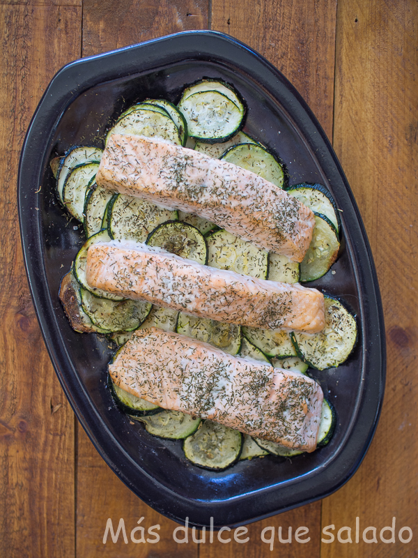 Salmón al horno con calabacín