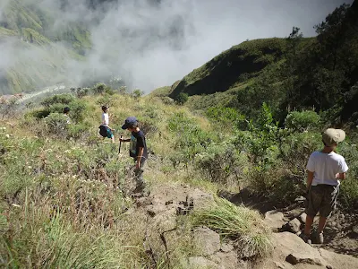 Perjalan menuju danau Segara Anak bersama di Plawangan Sembalun ke lereng kawah Gunung Rinjani