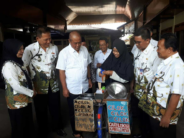 Kisahnya Viral, Siswi Yatim Dapat Modal Usaha, Sepeda dan Kulkas dari Bupati Karanganyar Kisahnya Viral, Siswi Yatim Dapat Modal Usaha, Sepeda dan Kulkas dari Bupati Karanganyar