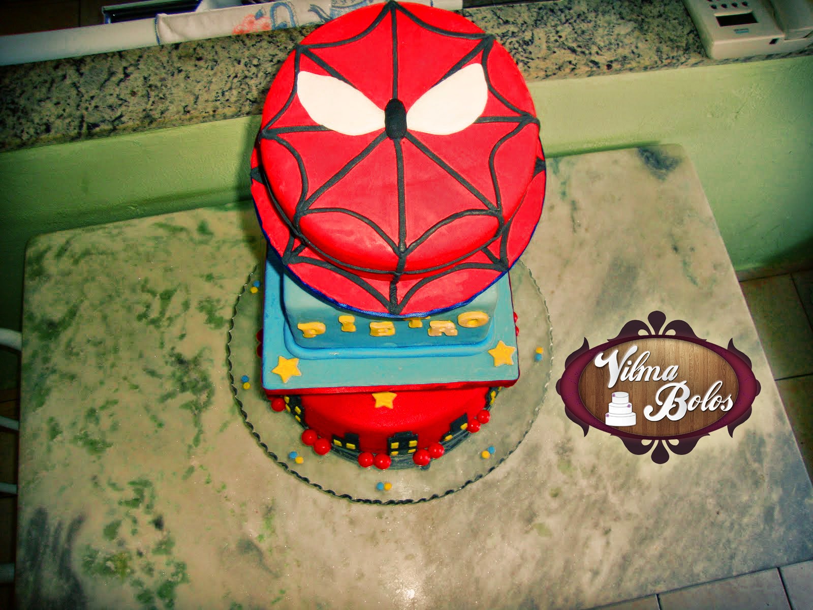 Bolos e Docinhos para Uberlândia e Região Bolo com cobertura de Pasta