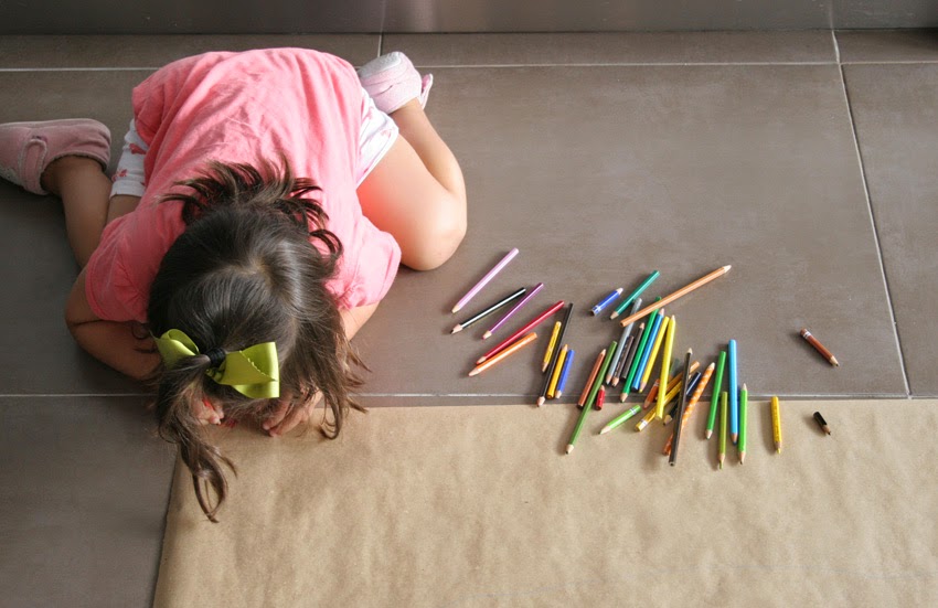 Pintando el lago para el juego de pesca handmade en papel kraft