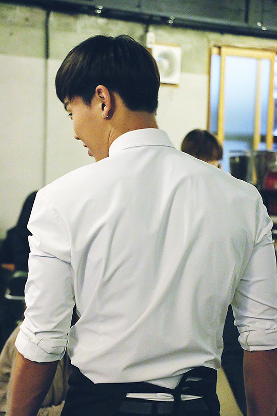 어깨랑 등빨 하나는 진짜 출중한 남돌.jpggif (약후방주의?) | 인스티즈