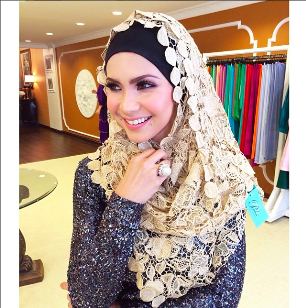 (7 Gambar) Fesyen Bertudung Rozita Che Wan Yang Sungguh Pelik Dan