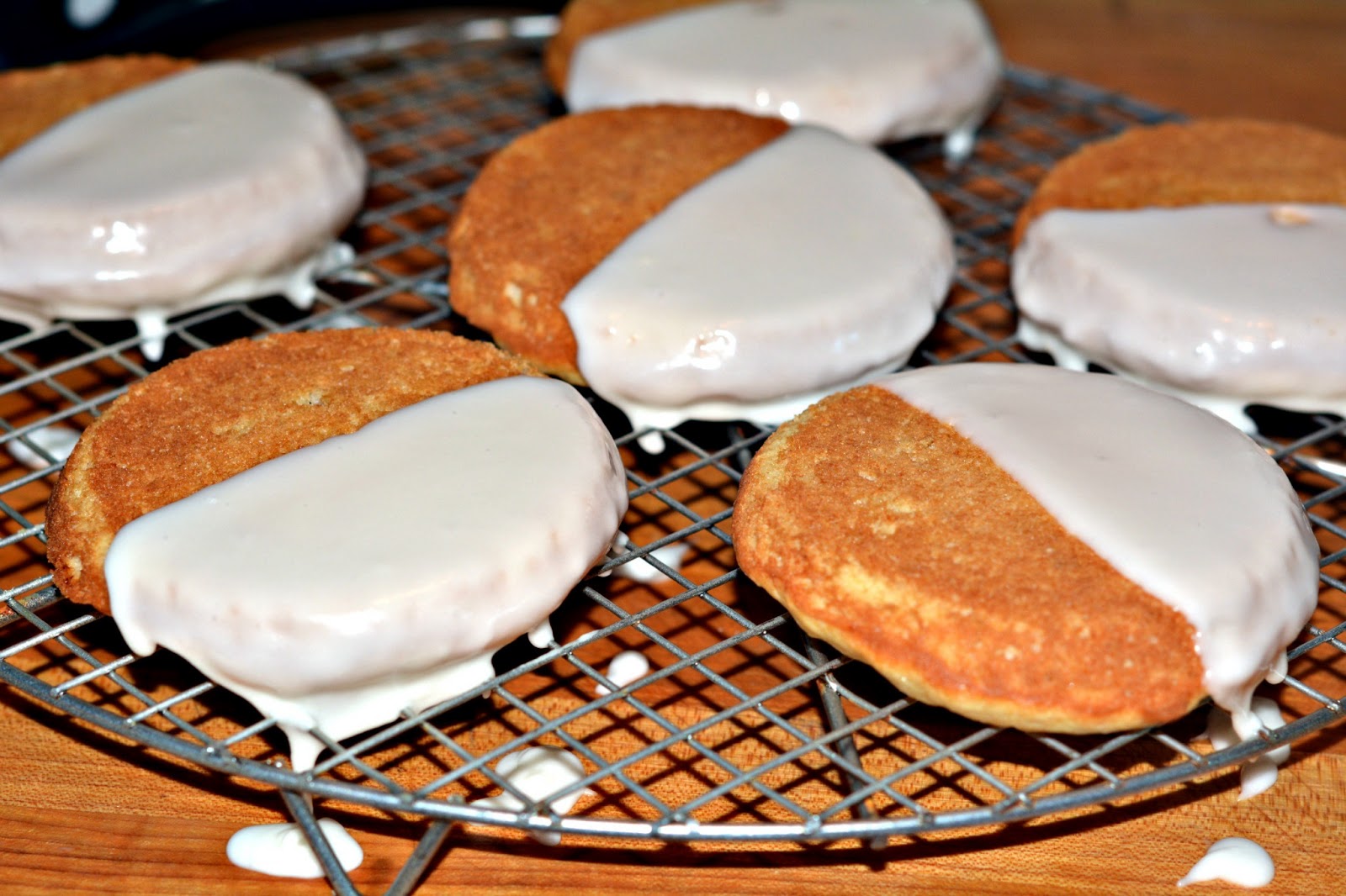 BLACK AND WHITE COOKIES...THE BEST RECIPE!!!! Hugs and Cookies XOXO