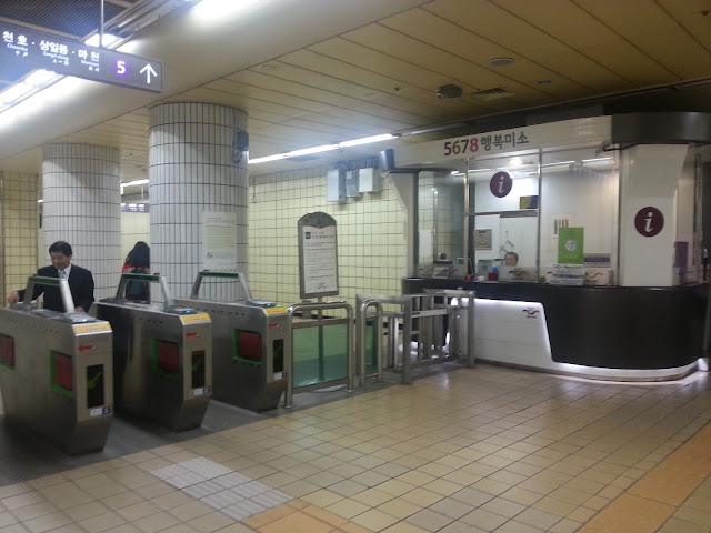 There is an information booth for all problems and assistance - Seoul  subway