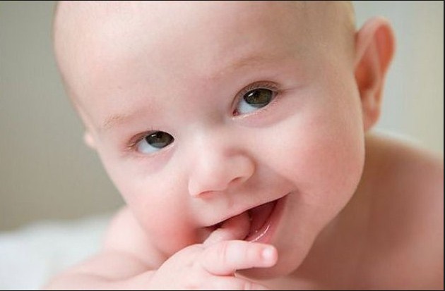 15 Foto  Bayi  Lucu  Saat Tertawa  Terbaru