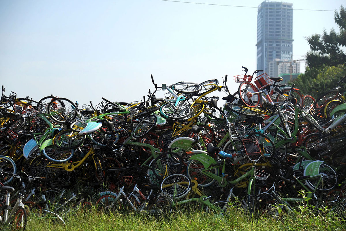 Великий разбить. Велосипедные свалки в Китае. Свалка велосипедов в Китае. Куча велосипедов. Велосипед на помойке.