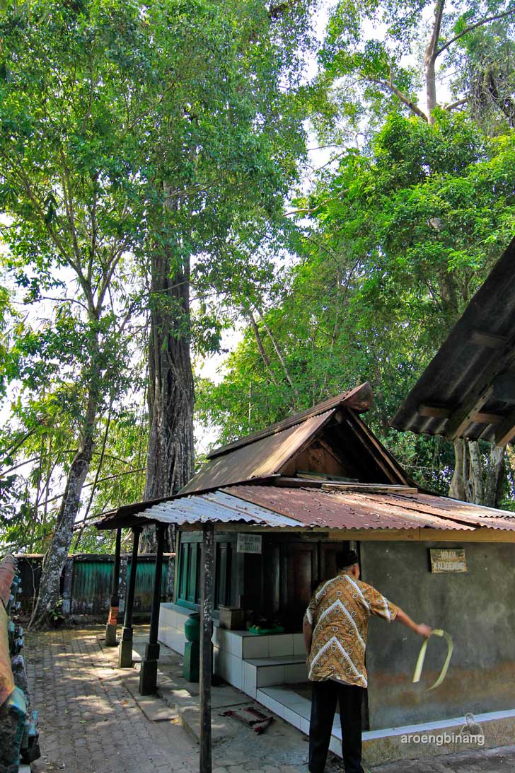 makam panembahan kalibening banyumas