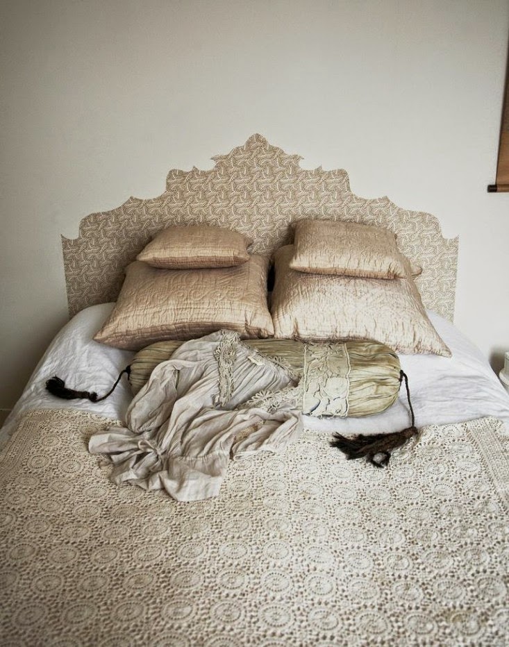 Kopfteil aus Tapete am Bett - romantischer Selbermachen-Tipp fürs Schlafzimmer