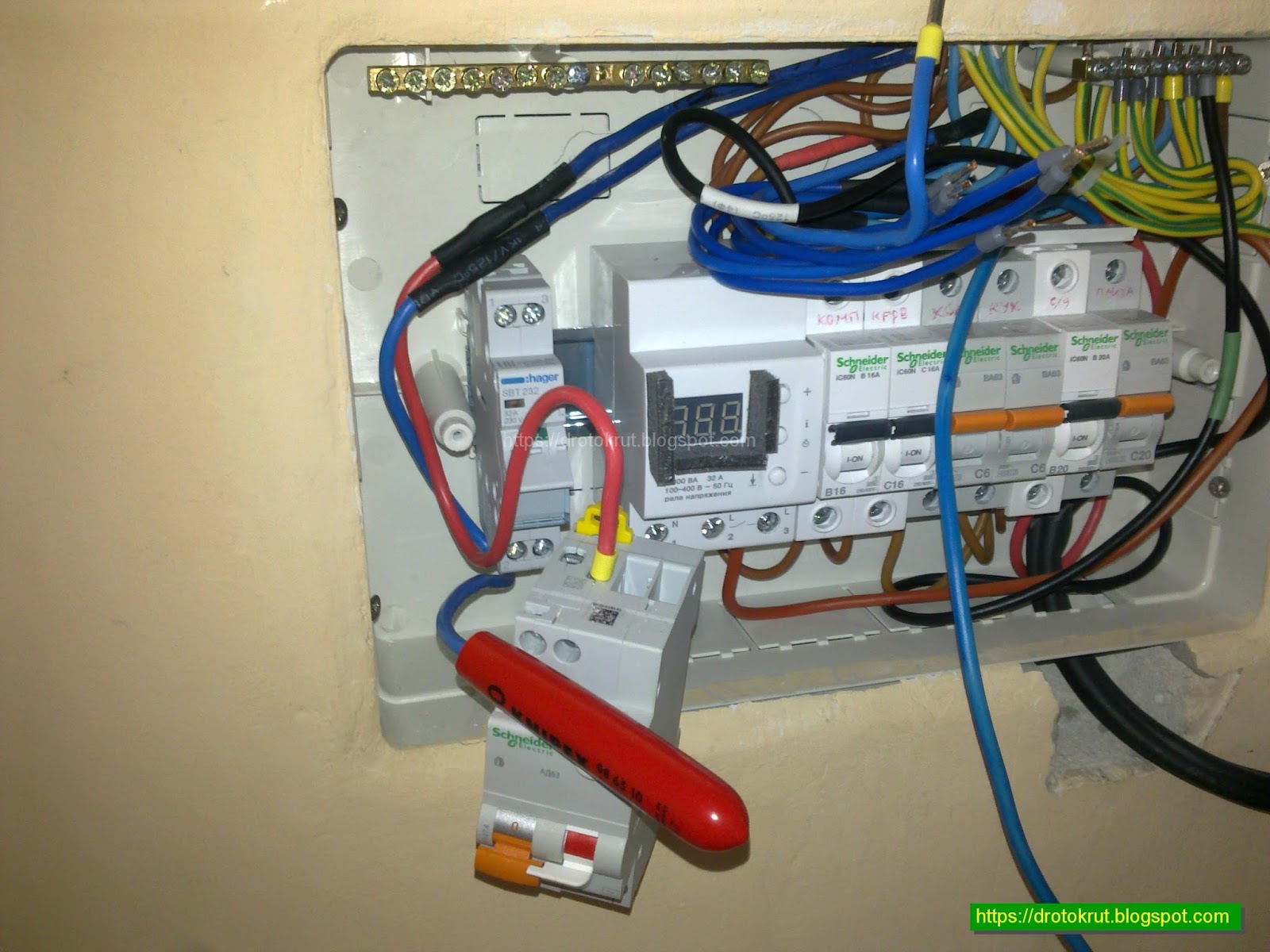 розетка под напряжением. установка для зачистки проводов под напряжением. ншви под один автомат. почему на вводе напряжение 230 а на освещение 190. замена розетки.