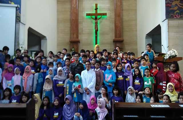 Betapa Indahnya Kebersamaan dan Keberagaman. Foto Muslim Kunjungi Gereja Ini Buktinya Betapa Indahnya Kebersamaan dan Keberagaman. Foto Muslim Kunjungi Gereja Ini Buktinya