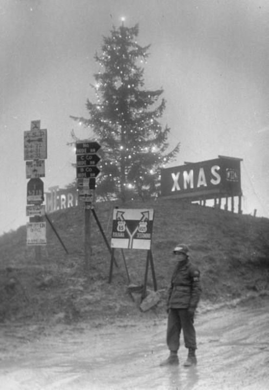 28 Vintage Photographs of Troops Celebrating the Holidays During World