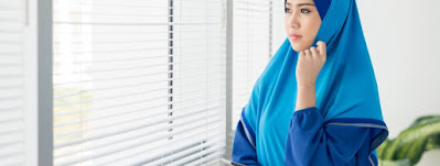 wanita yang khawatir akan penyakit anyang-anyangan